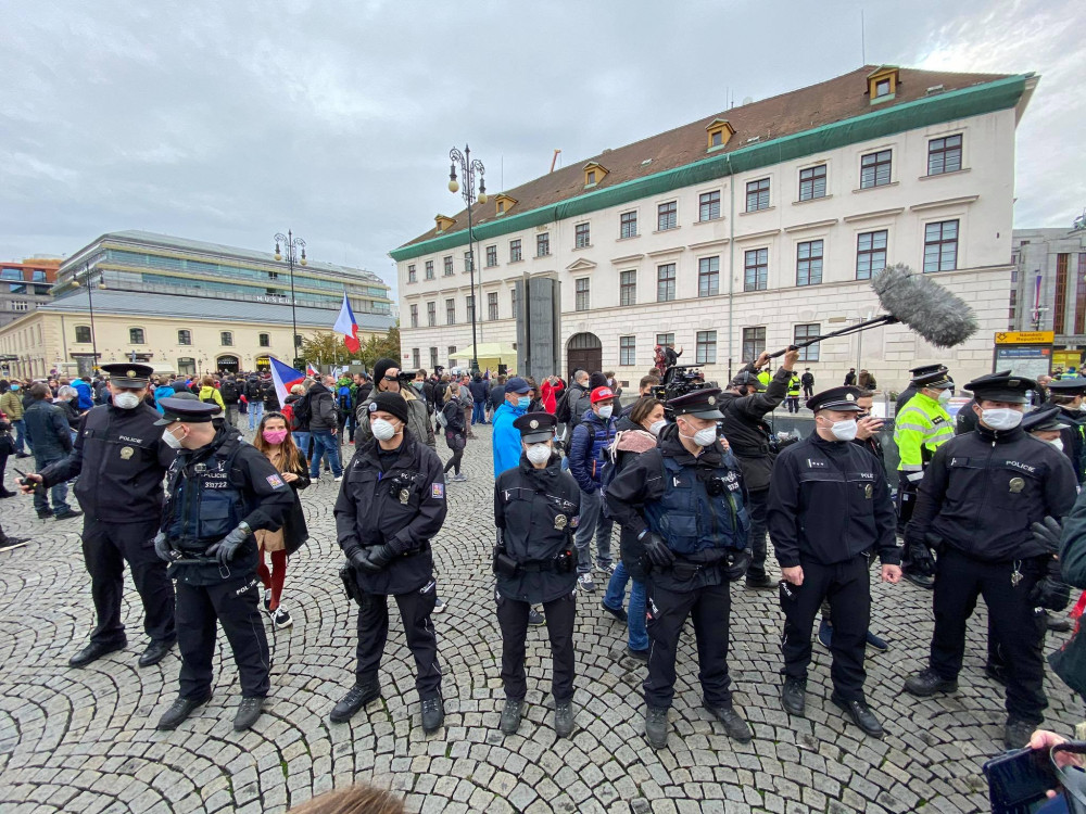 FOTO VIDEO Protivládní protesty v Praze Demonstranty obehnala policie