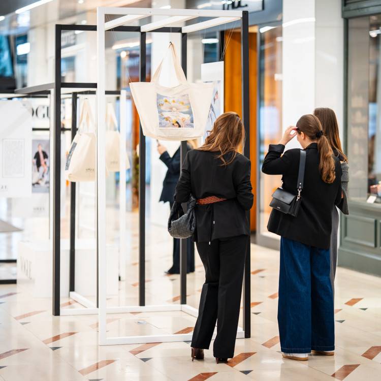 Plátěná taška jako galerijní objekt. Výstava IT BAG v nákupní galerii Myslbek