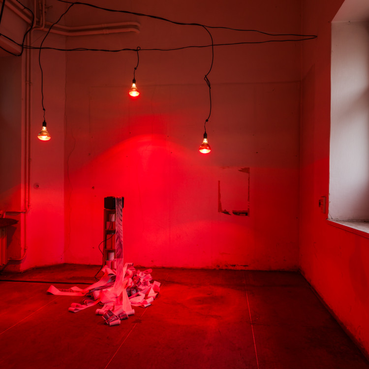 Přehlídka mladého umění Pokoje 2025 letos obydlí prázdný dům v ulici Na Poříčí, tématem je “moc” ve všech jejích podobách 