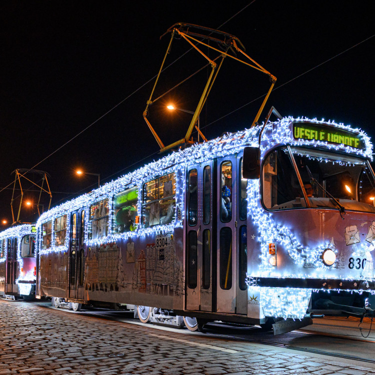 Rozsvícení vánoční vozů dopravního podniku a průvod