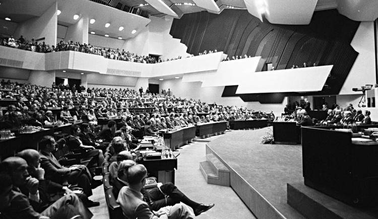 Pryč z normalizační šedi   