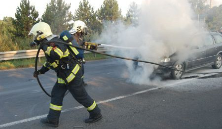 Po uhašení našili hasiči v autě mrtvého muže