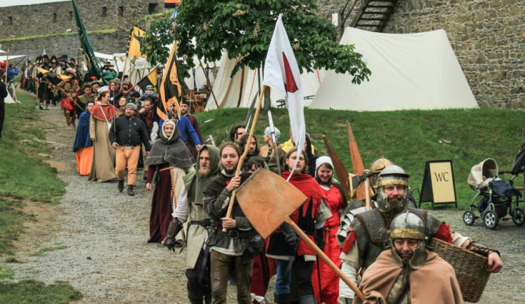 Hrad Helfštýn o víkendu obsadí šermíři