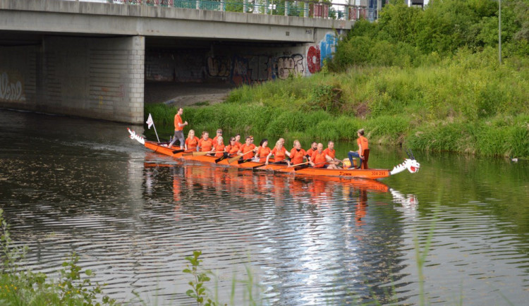 ROZHOVOR: Zvuk bubnu a šplouchající vody, to jsou olomoucké dračí lodě
