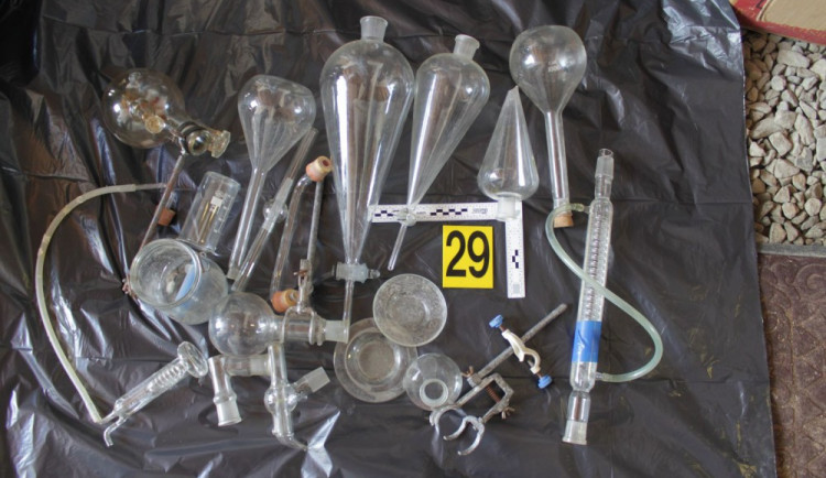 Policisté odhalili varnu pervitinu v rodinném domě na Mohelnicku