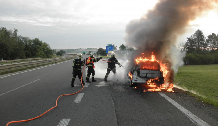 Auto, ve kterém jela rodící matka, náhle vzplálo