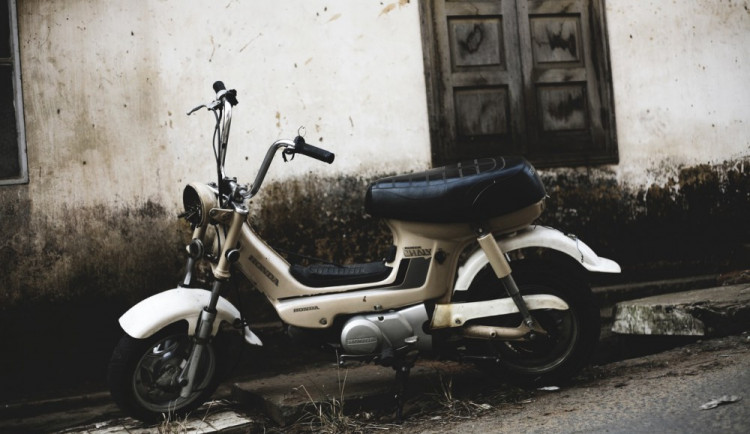 Mladík posilněný alkoholem se projížděl na skútru, policisté však byli proti