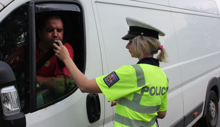 Policisté během tří hodin zkontrolovali téměř tisíc řidičů, dva z nich řídili pod vlivem drog