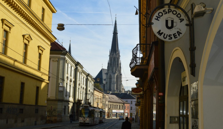 Komentář: Dvě rozdílné tváře Olomouce - školní a prázdninová verze města
