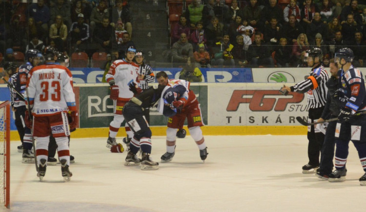 Olomouc prohrála s Vítkovicemi 2:4, rozhodly neproměněné šance a pětiminutové vyloučení