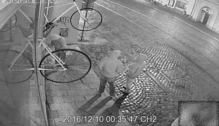 VIDEO: Pomozte najít sprejery, kteří poničili fasádu domu v Olomouci