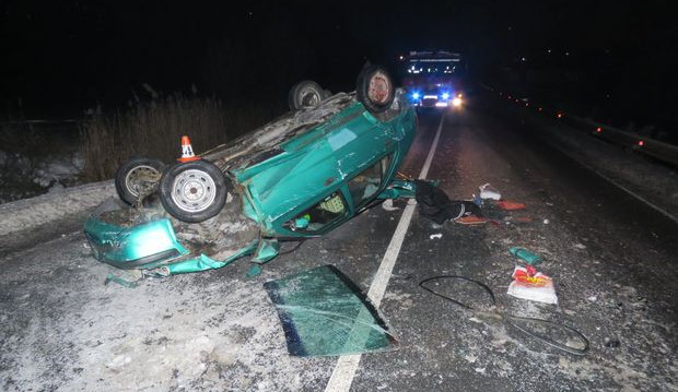Mladík bez řidičského průkazu skončil se svým autem na střeše