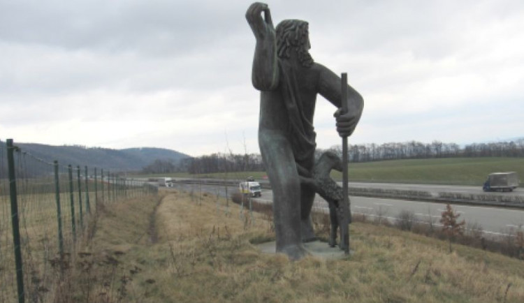 Vandal zničil bronzové sousoší u Lipníku nad Bečvou