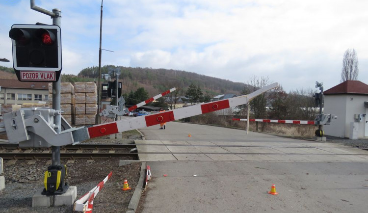 Řidič nákladního automobilu ignoroval výstražné světla a přerazil železniční závory