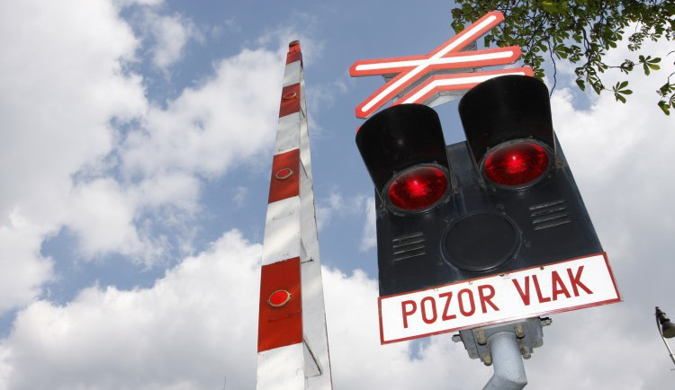 Při střetu osobního auta s vlakem došlo ke zranění tří osob