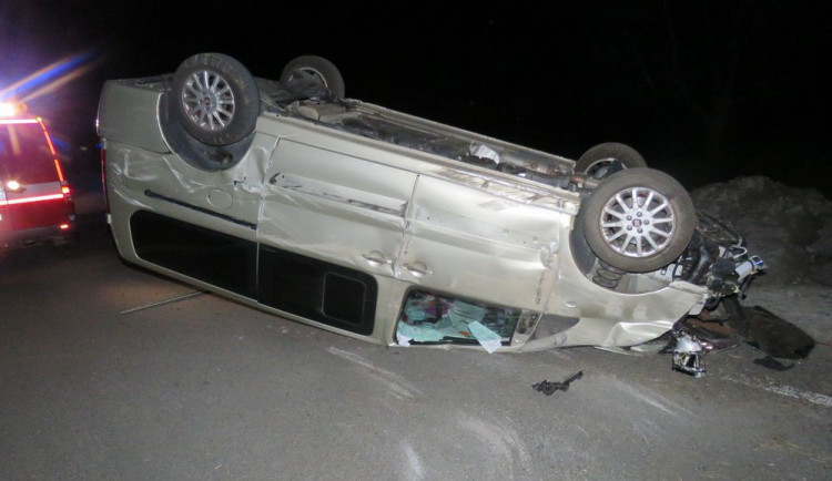 Kvůli hromadě štěrku na dálnici skončil se svým autem na střeše