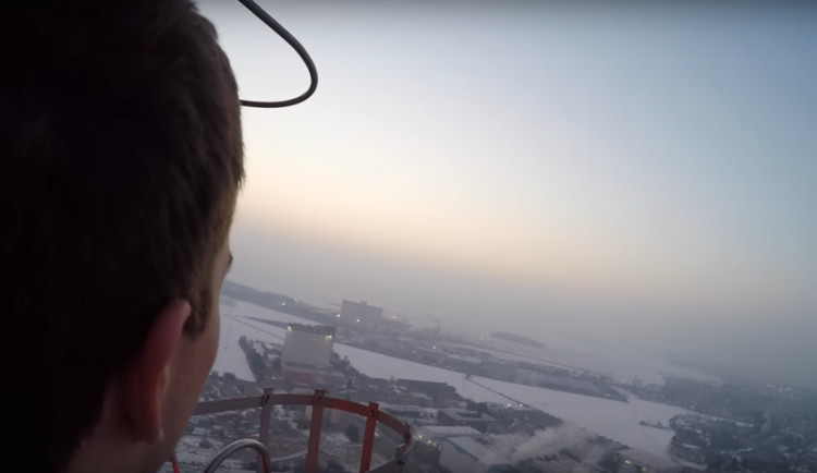 VIDEO: Dva mladíci vylezli na 112 metrů vysoký komín v Olomouci. Natočili krásný východ slunce