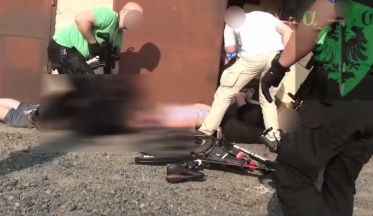 VIDEO: Zásahovka v akci - zátah na drogového dealera v olomoucké garáži