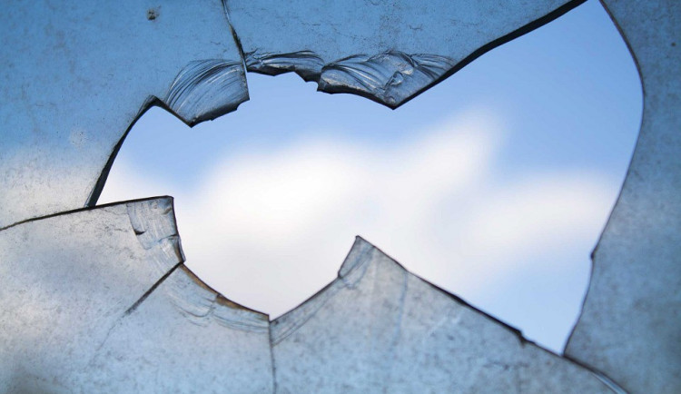 Agresivní muž posilněný alkoholem rozbil okno v autobuse a prchal policistům