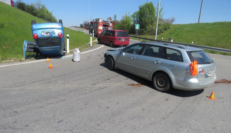 Auto skončilo na střeše kvůli nedání přednosti na křižovatce