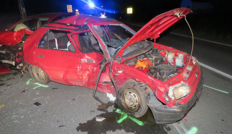 Vážná nehoda na křižovatce si vyžádala dvě těžká zranění