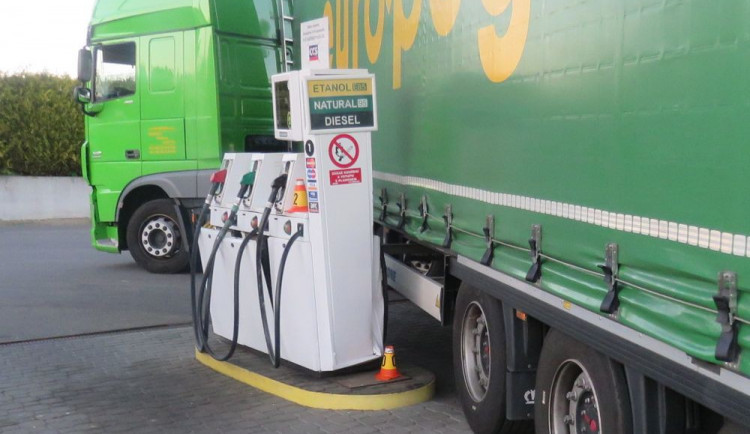 Kamioňák při odjezdu z benzínky naboural do stojanu