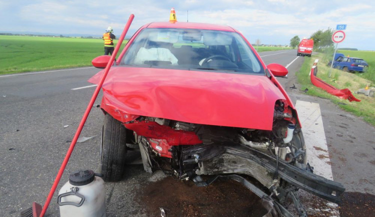 Řidička na křižovatce nedala přednost projíždějícímu autu. Výsledkem bylo zranění tří osob