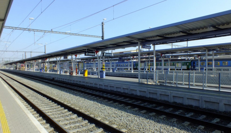 Anonym nahlásil bombu ve stojícím vlaku na olomouckém nádraží. Jednalo se o planý poplach