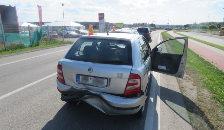 Při řetězové dopravní nehodě do sebe narazila čtyři auta