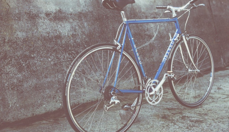 Cyklistka jela v noci po středu cesty, nadýchala více jak tři promile