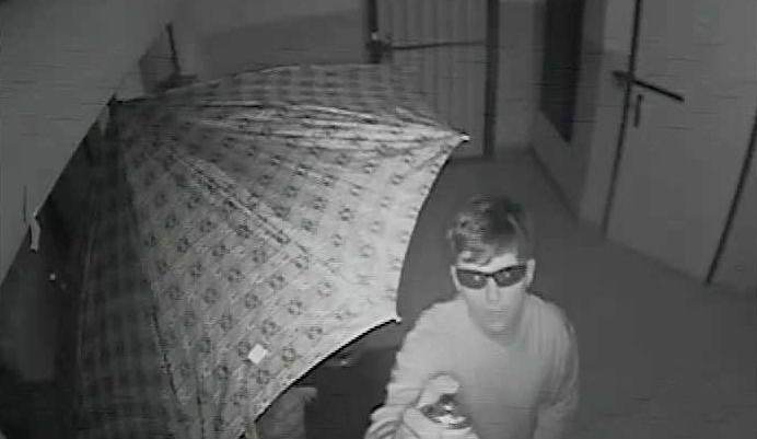 Dva muži podezřelí z krádeže kola posprejovali kameru, která je i přesto natočila. Pomozte je najít