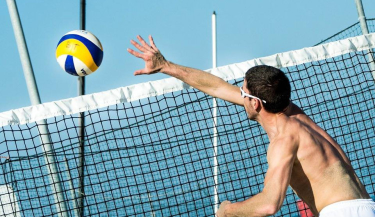 Na Horním náměstí si přes léto budete moci zahrát plážový volejbal. Dlažební kostky pokryje písek