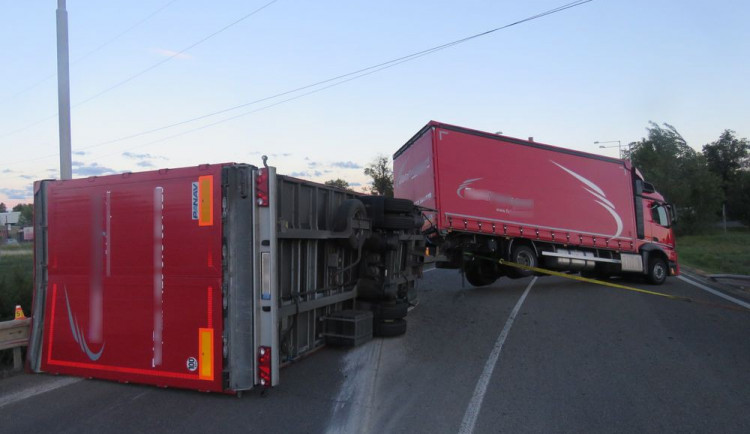 Řidič kamionu převrátil svůj přívěs na bok. Zablokoval sjezd z dálnice na čtyři hodiny