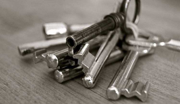 Opilý muž si ve čtyři hodiny ráno neuměl odemknout dveře od domu. Na pomoc si přivolal policisty