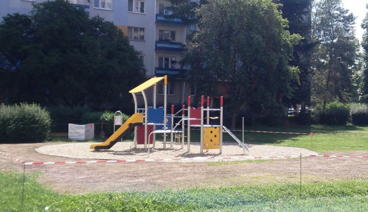 Stavba dětského hřiště v Ručilově ulici se chýlí ke konci. Dvě hřiště u třídy Kosmonautů jsou opravené