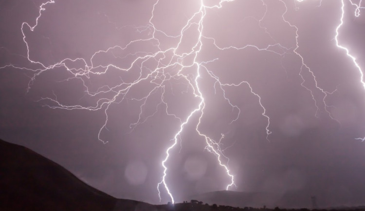 POČASÍ NA PÁTEK: Čeká nás propršený den. Dorazí i silné bouřky