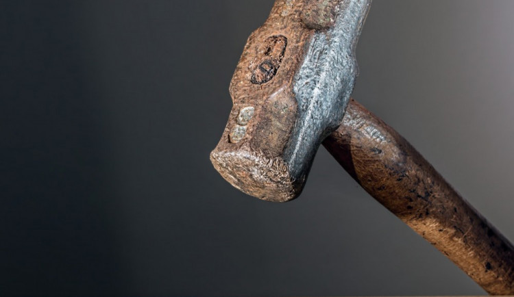 Opilý muž vyhrožoval manželce s kladivem a motorovou pilou. Nadýchal 3,7 promile