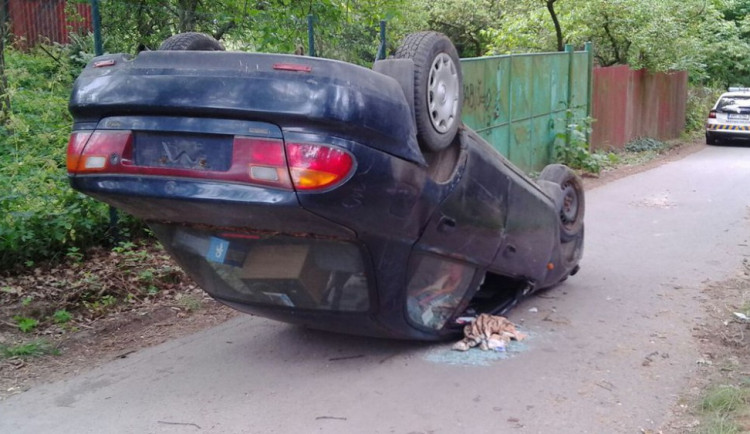 Na Svatém Kopečku leželo opuštěné auto na střeše. Neví se, co se stalo