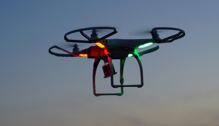 Hasiči sundávali ze stromu dron. Zasekl se ve výšce osmi metrů