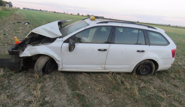 Taxikář usnul, porazil dva sloupky a skončil se svým autem na poli