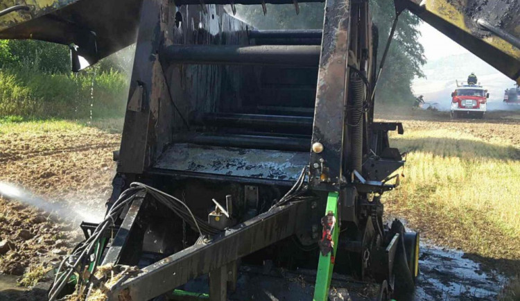 Na poli u Dolní Libiny hořel balíkovač. Škoda po požáru se vyšplhala na 250 tisíc