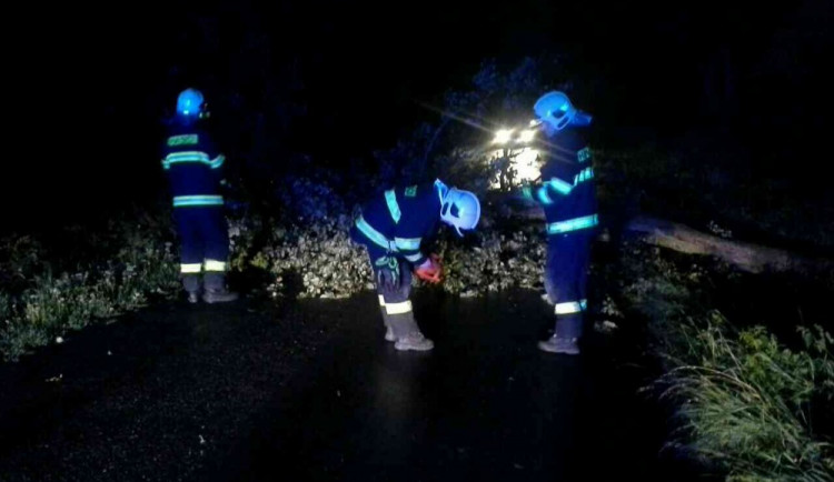 Stojící vlaky, zablokovaná dálnice a strhnuté střechy. To vše má na svědomí silná noční bouřka