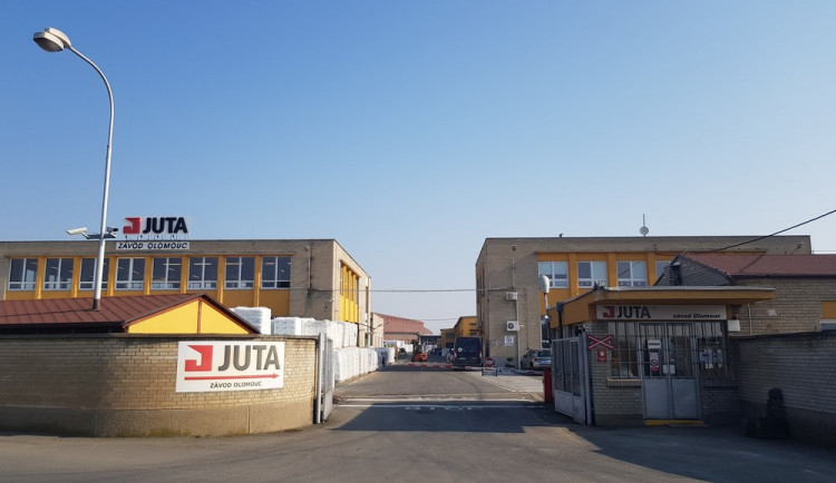 Výrobní závod Juta v Olomouci pokračuje v modernizaci závodu. Nyní nabírá nové posily