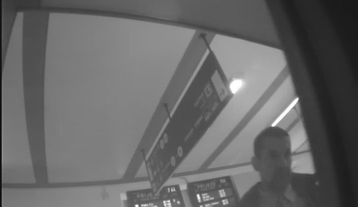 VIDEO: Policie pátrá po muži, který vybral peníze z ukradené platební karty