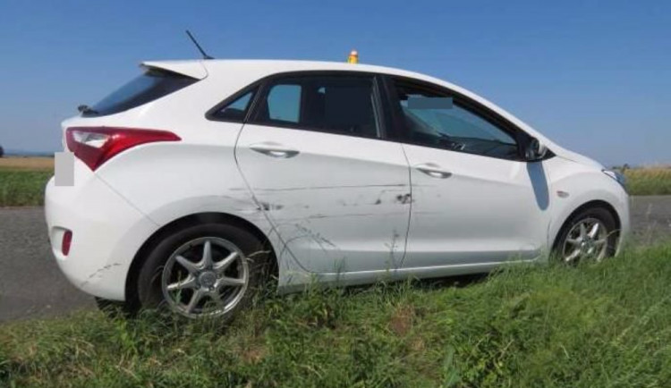 Řidič dodávky nedal přednost osobnímu autu, zapříčinil nehodu a z místa poté odjel