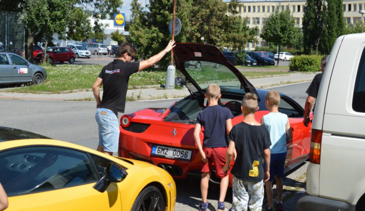 FOTO: Děti z olomouckého dětského domova se svezly v luxusních autech