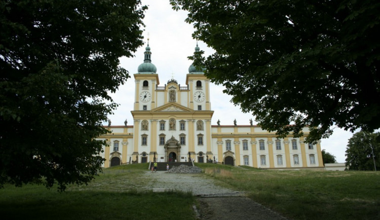 Křesťané se dnes vydají na Svatý Kopeček. Kvůli pouti se očekávají dopravní komplikace