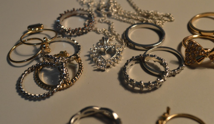 Zloděj ukradl z domu šperky během toho, co majitelé spali