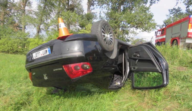 Žena dva dny po sobě usedla za volant opilá a pokaždé nabourala. Podruhé skončila na střeše
