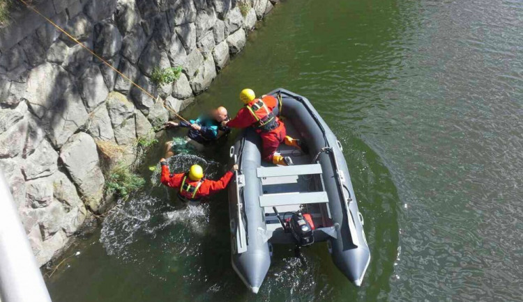 Muž se topil v Moravě a nemohl se dostat na břeh. Policista pro něj skočil, pomohli jim hasiči